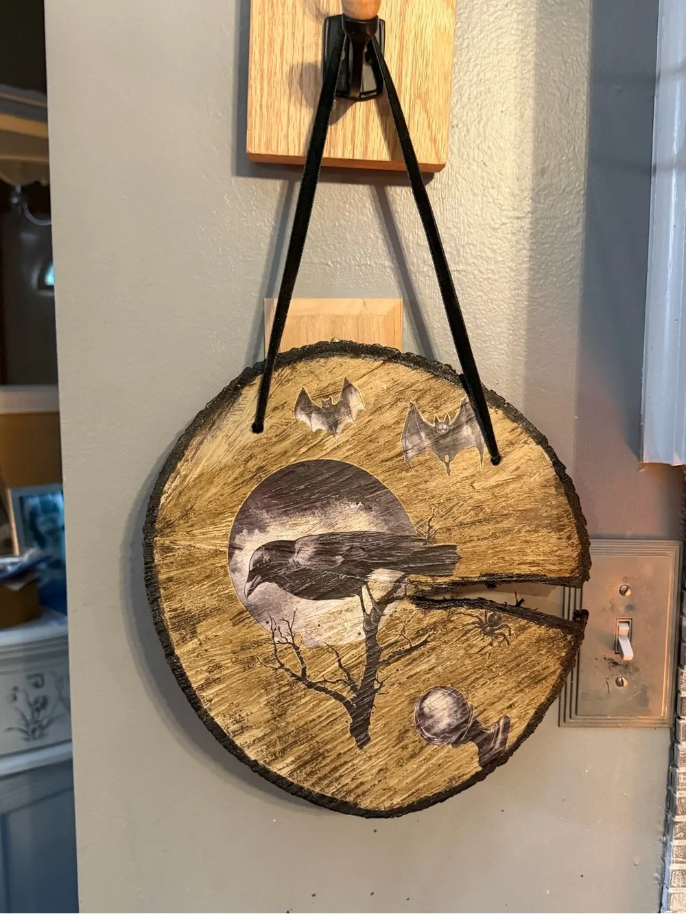 Hand-Painted Raven Wood Slice Wall Art - Rustic Black Accent